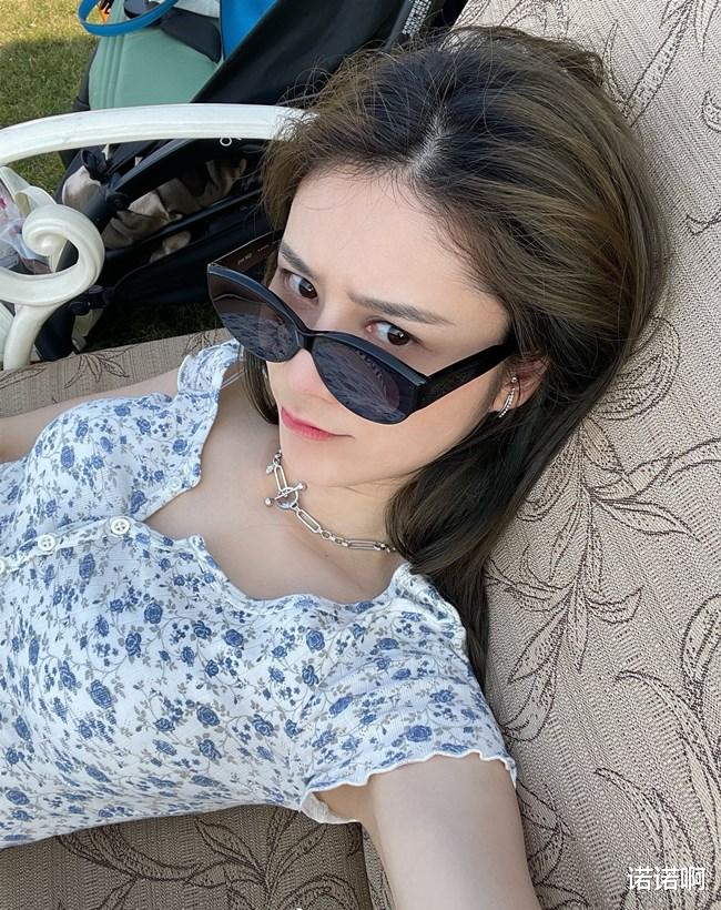 |林峰一家三口游迪士尼，张馨月全身名牌出镜！一个包包价值十几万