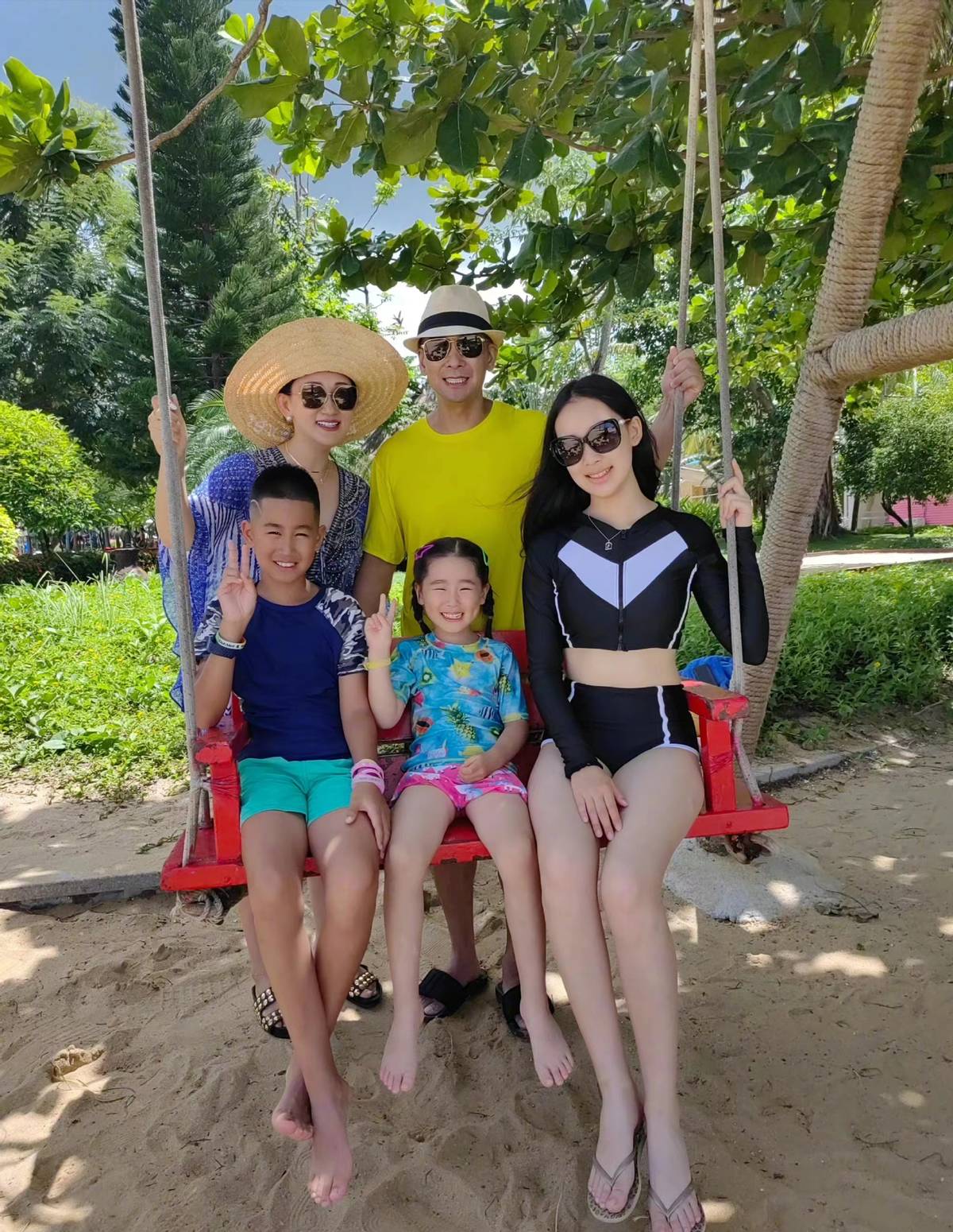 赵文卓|赵文卓14岁女儿初长成！一家五口度假，她打扮最成熟太抢眼！