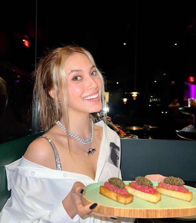 谷爱凌|谷爱凌恋爱了！与1米9白人男友在滑冰场亲吻，是耶鲁大学高材生