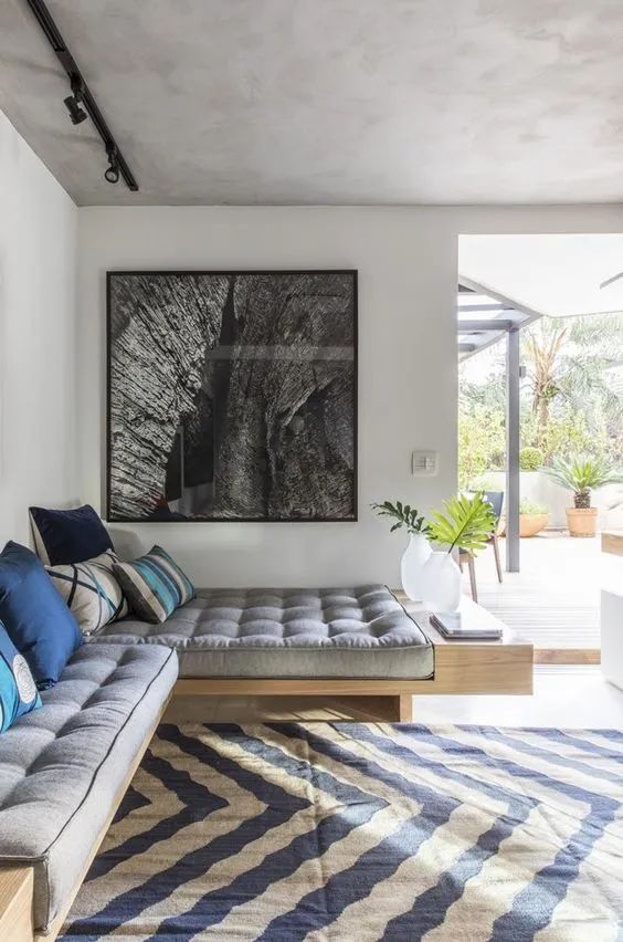 当代年轻人的抠搜式装修,不买沙发,打卡座绕墙一圈,实用性超强