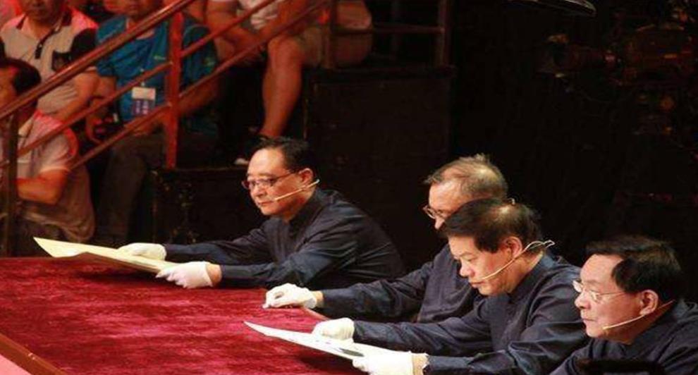 大叔拿“龙头杖”鉴宝,“五斤香菇”换来的!专家一摸立马变脸