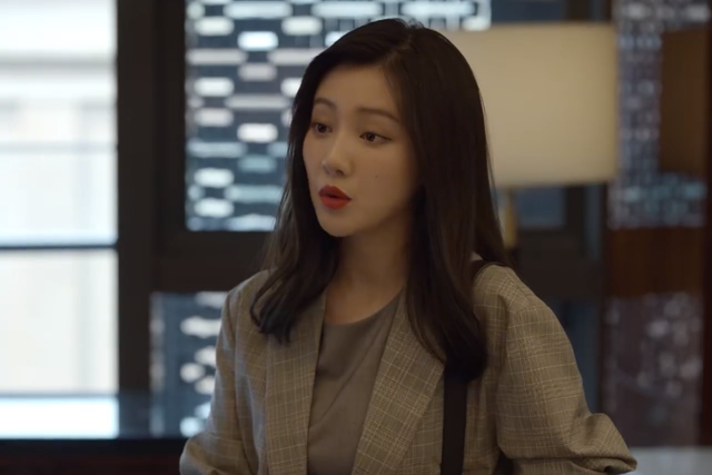 王一博|玫瑰之战:叶勤勤手机里的亲密视频被当众公布,顾念瞬间怒了