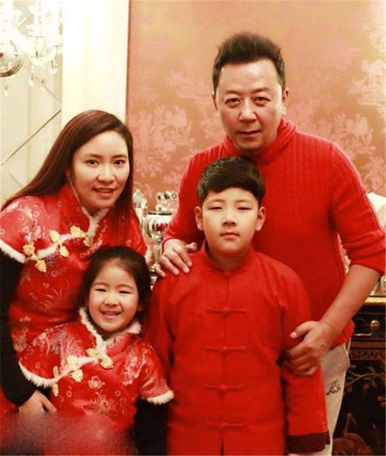 郭涛|54岁郭涛教爱女跳舞，10岁郭懿文一脸嫌弃状，父女俩同框似饼印