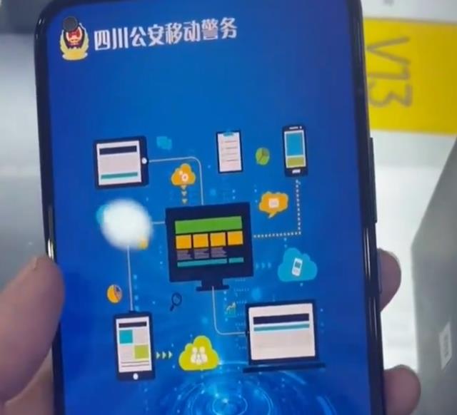 河南一顾客拿着手机去解锁，老板开机后被屏幕上的4个字被吓懵了