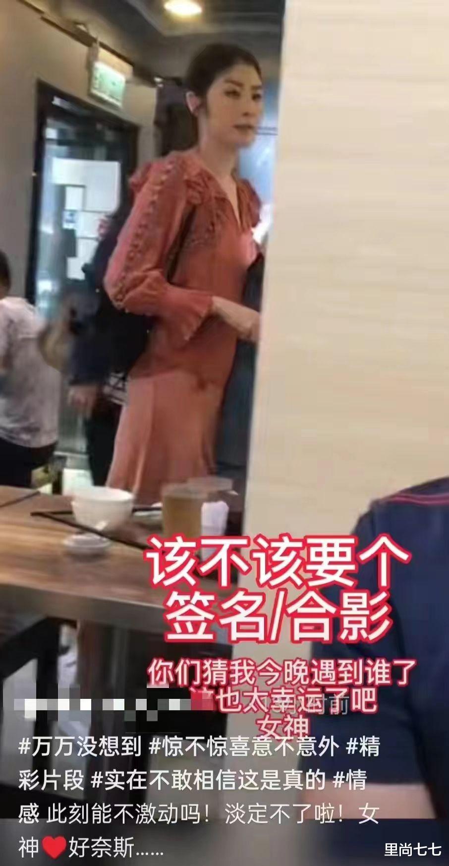 路人镜头下的陈慧琳，50岁素颜脸还像20岁，带俩助理穿得很精致