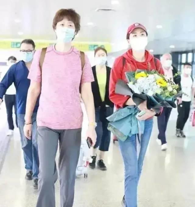 穿衣搭配 郎平带女儿和朱婷聚餐，T恤配短发精神抖擞，女儿和妈妈气质真像