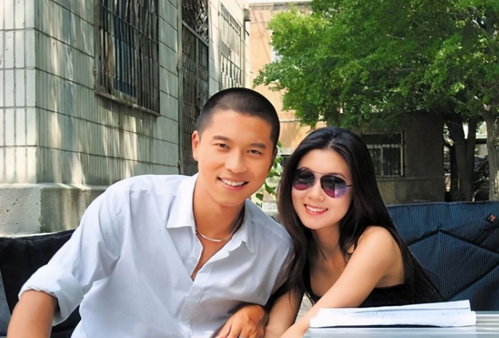 李小萌|李小萌晒俩儿子同框照！大宝五官似翻版王雷，变宠弟狂魔感动妈妈