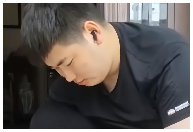 朱之文|网传大衣哥送小伟参军后,军装照曝光,网友:穿上龙袍也不像太子