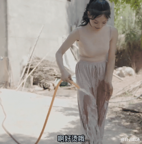 百万网红唐小鱼挖藕带,冲脚先把裤子打湿惹争议,网友:那里也脏了?