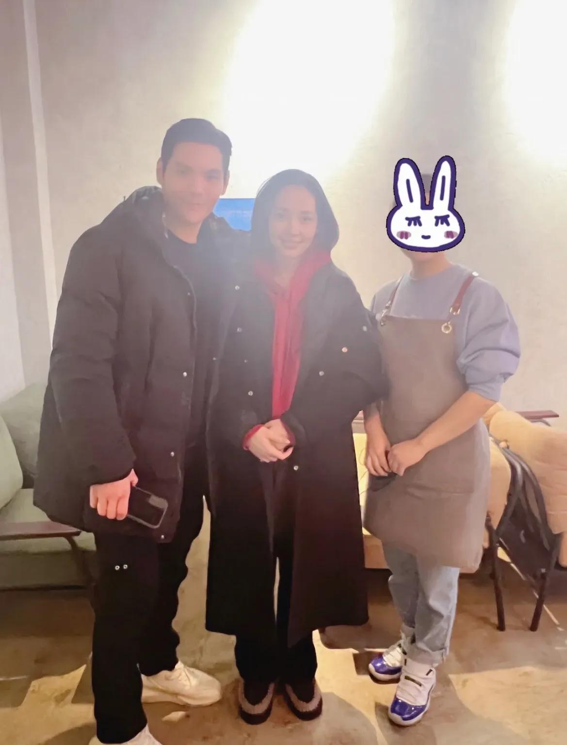 郭碧婷|偶遇向佐一家三口用餐，郭碧婷素颜状态超好，但发际线有后移迹象