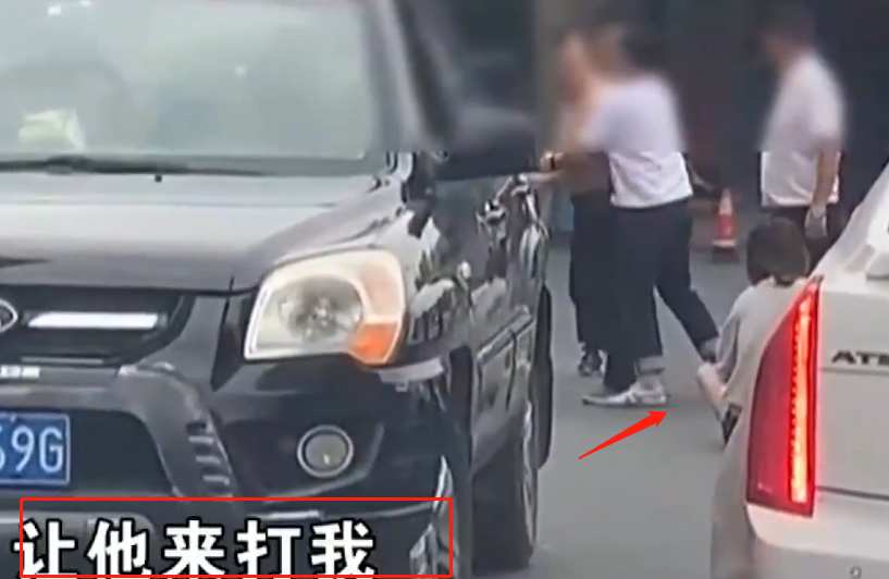 嚣张女司机乱停车,暴躁保安上来就是一顿猛踹:我可不惯着她