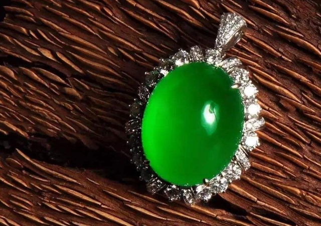 翡翠手镯|外行人第一次买翡翠，这几点必须要看