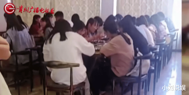 贵州贵阳,一男子承包学校食堂,校方却以饭菜不好吃为由拒绝结账!