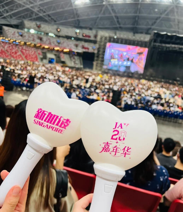 演唱会|周杰伦在新加坡开演唱会，槽点太多，粉丝：圈钱不反对，别摆烂