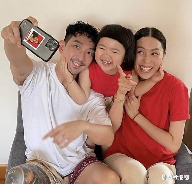 李灿森|恭喜！香港知名男星宣布妻子怀二胎，在内地卖潮牌赚得盆满钵满