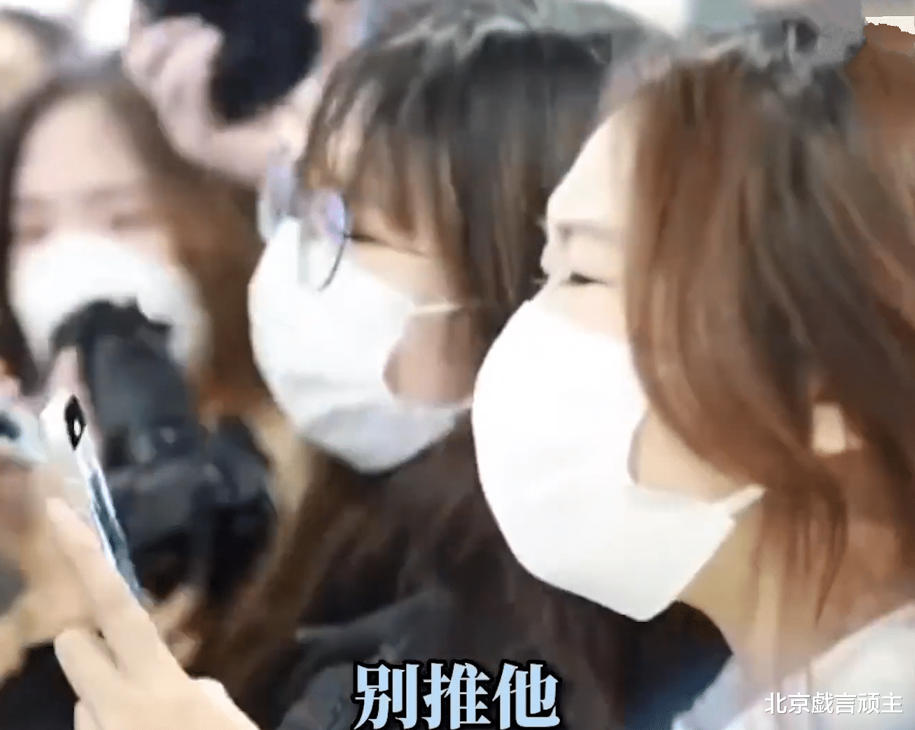 流量明星|流量明星再次塌房,无脑粉丝造成机场拥堵,官媒发文怒批饭圈乱象