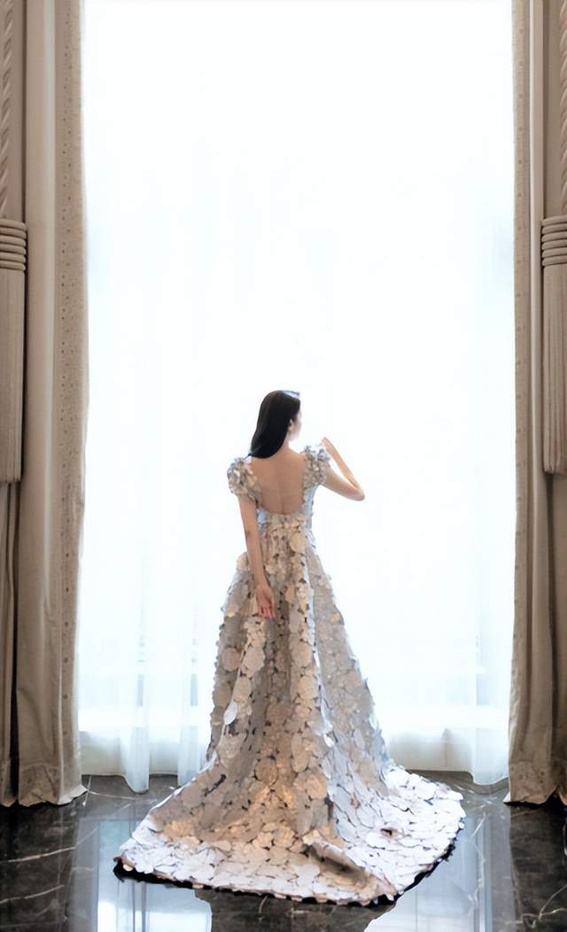 刘亦菲|刘亦菲大长裙展示绝美一面