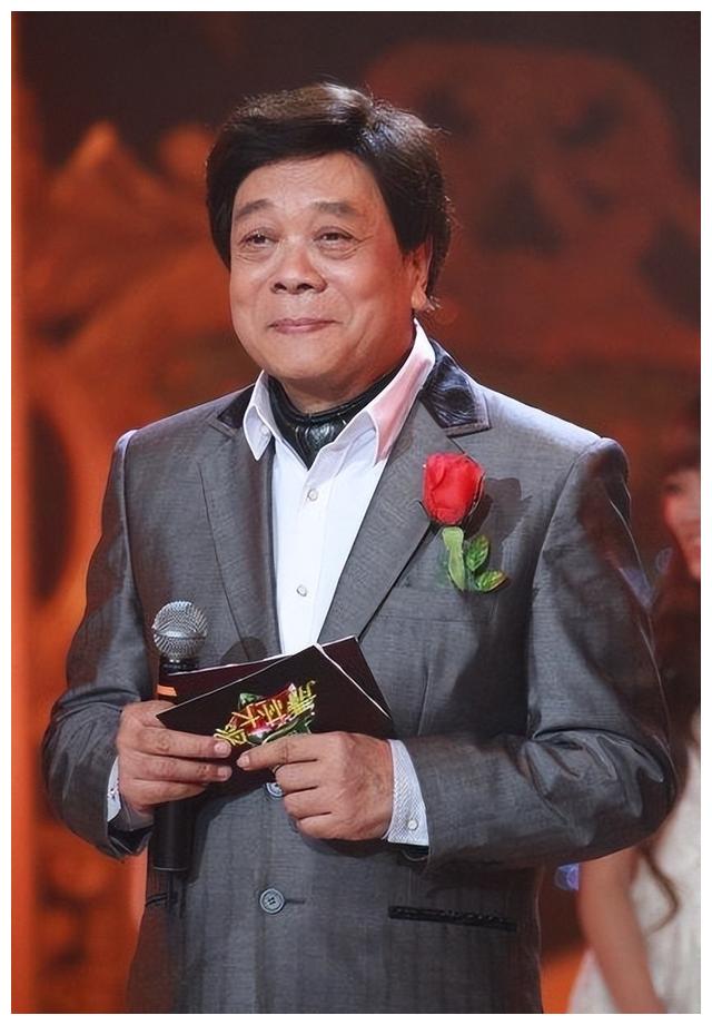 赵忠祥|赵忠祥:一生献给事业78岁病逝,遗产却没给妻子、儿子一分