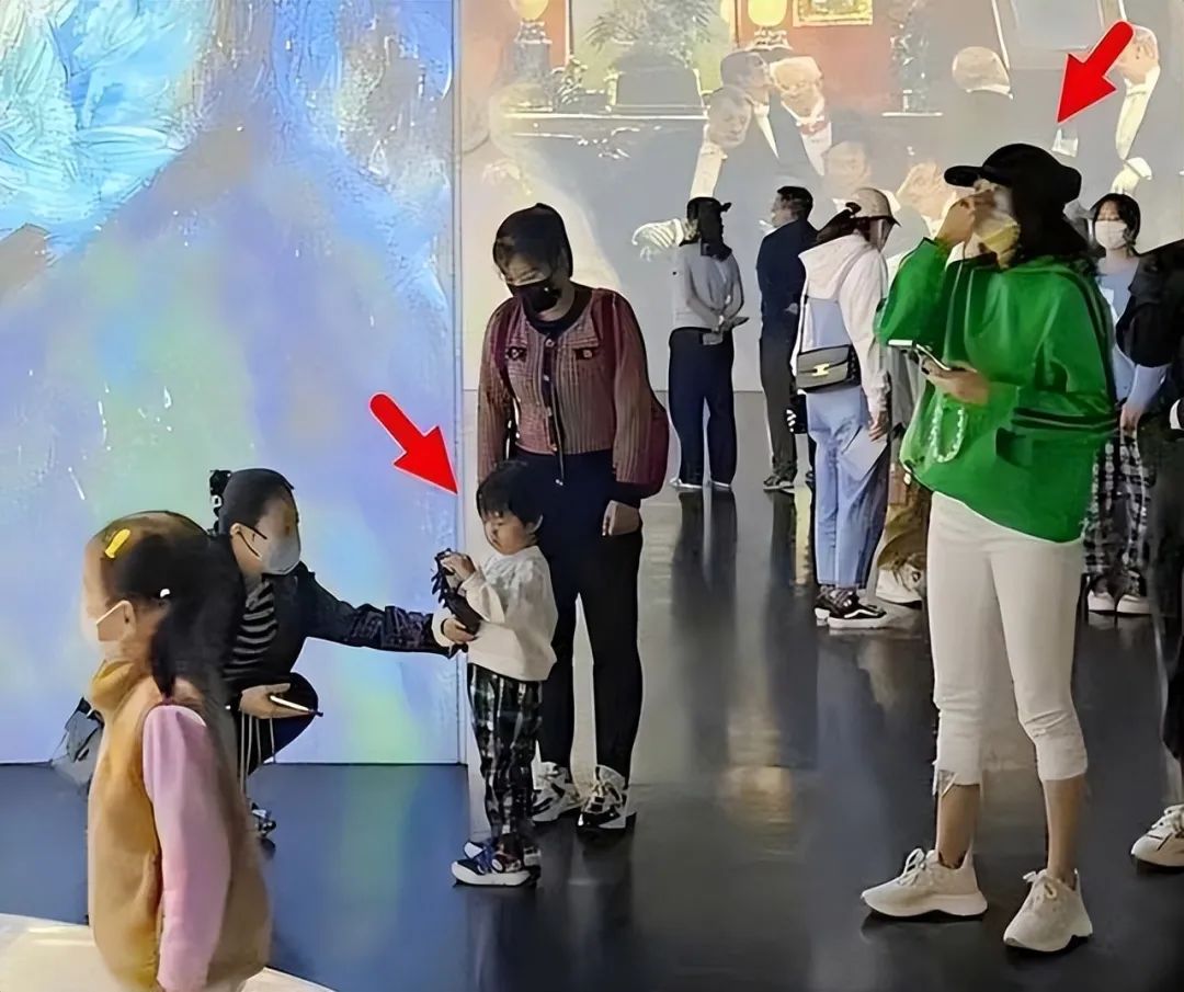 章子怡|章子怡汪峰逛影展，她打扮青春似少女，汪峰不顾眼光贴贴太甜了吧