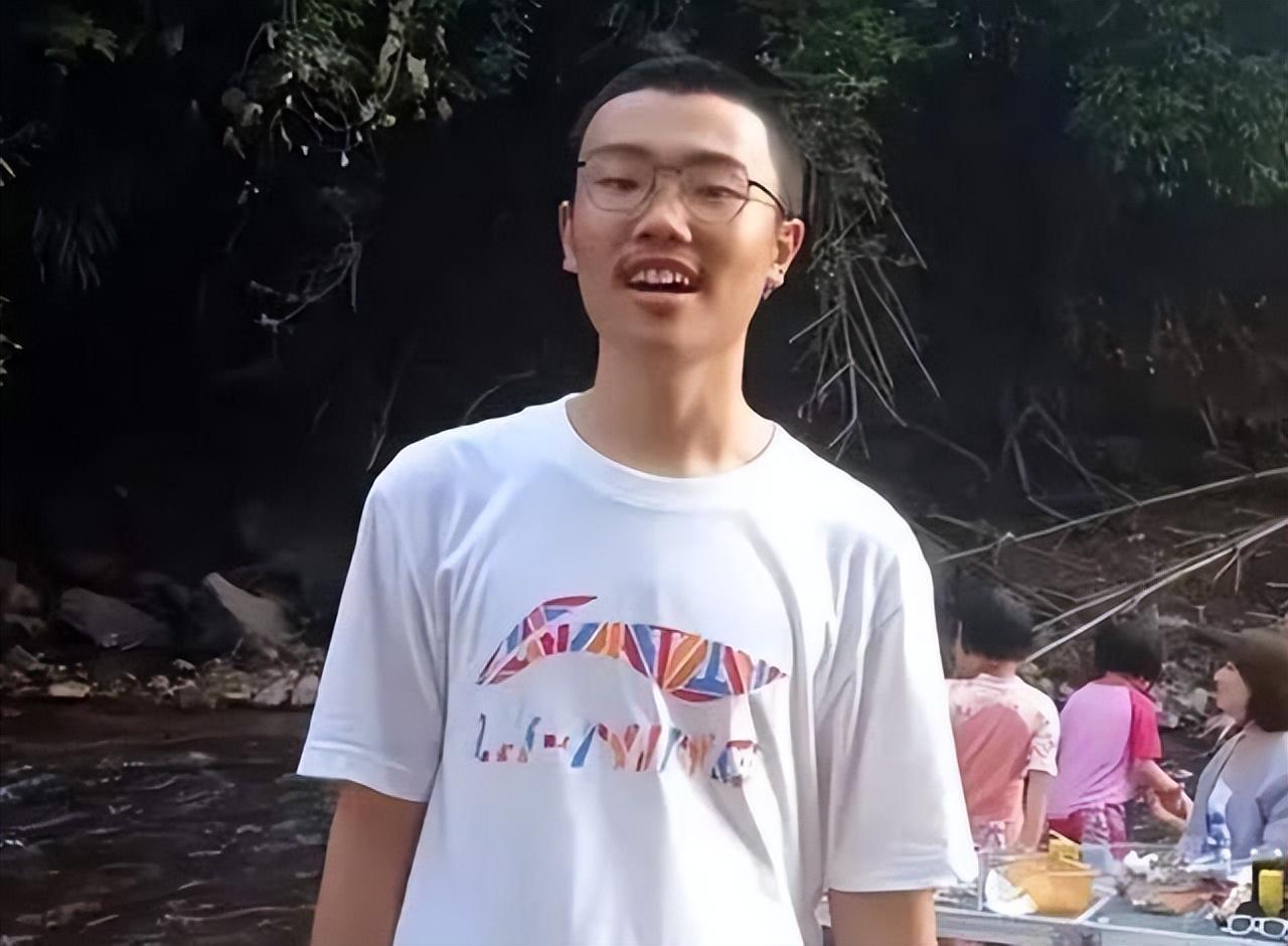 胡鑫宇舅舅揭开内幕,提及“江边”和“医院”,监控破绽遭无视