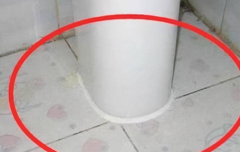 保洁老阿姨告诉你:这样处理玻璃胶发霉发黑,几分钟后干净如新