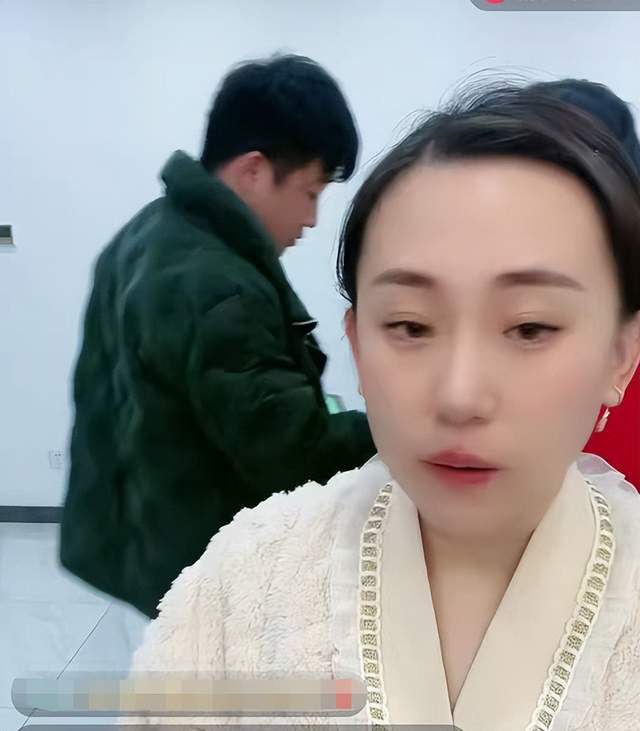 小鹏飞|丫蛋现身医院产检！肚大如箩疑怀三胎，二婚老公喊话儿子激动难掩