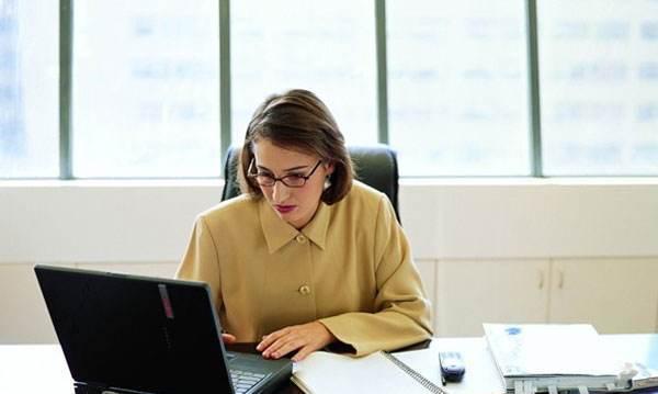 李琳|老板深夜来电，女下属到底接不接？职场高手：要这样做更圆滑