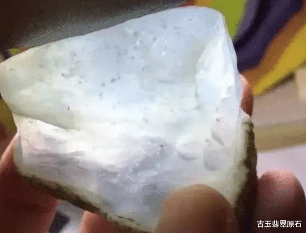 翡翠|看似平平无奇的木那原石,谁曾想去皮之后竟有意外之喜?