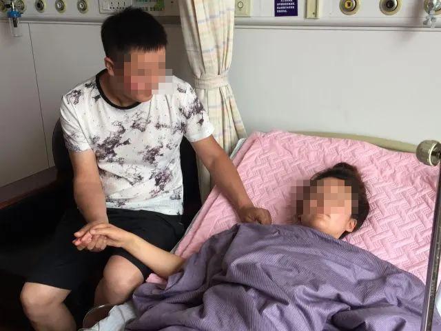 15年妻子突发怪病,丈夫跪求医生全力救治,岳父执意尸检找出真相
