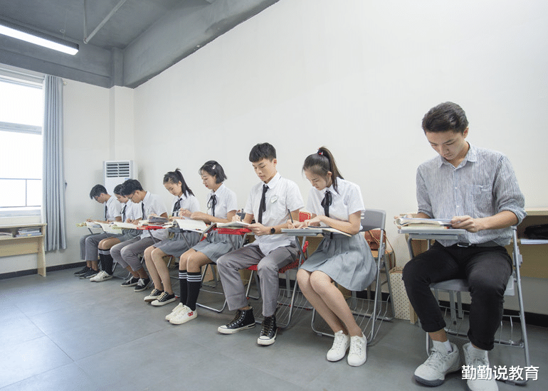 央视|中国传媒大学“校草”走红，长相冷峻且精致，网友：央视喜欢的脸