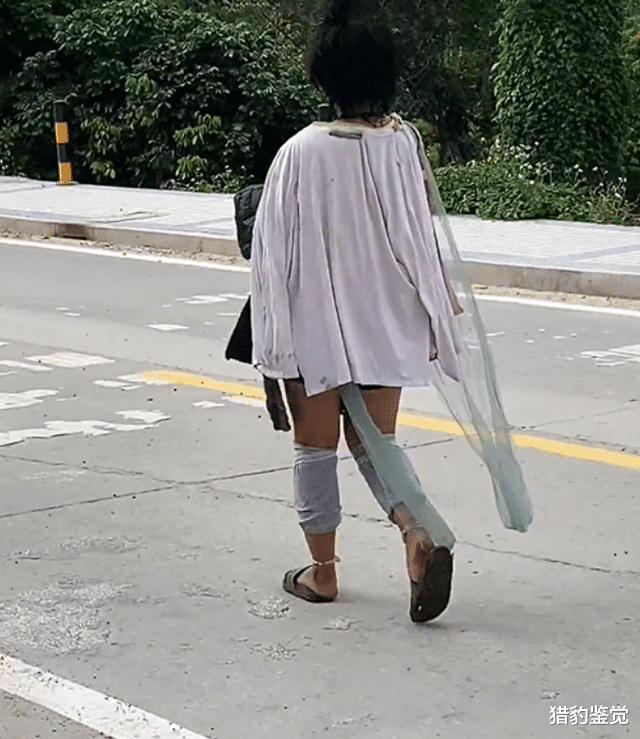 广东女子穿破衣服流浪街头,长相漂亮举止奇怪,路人:怕她被欺负