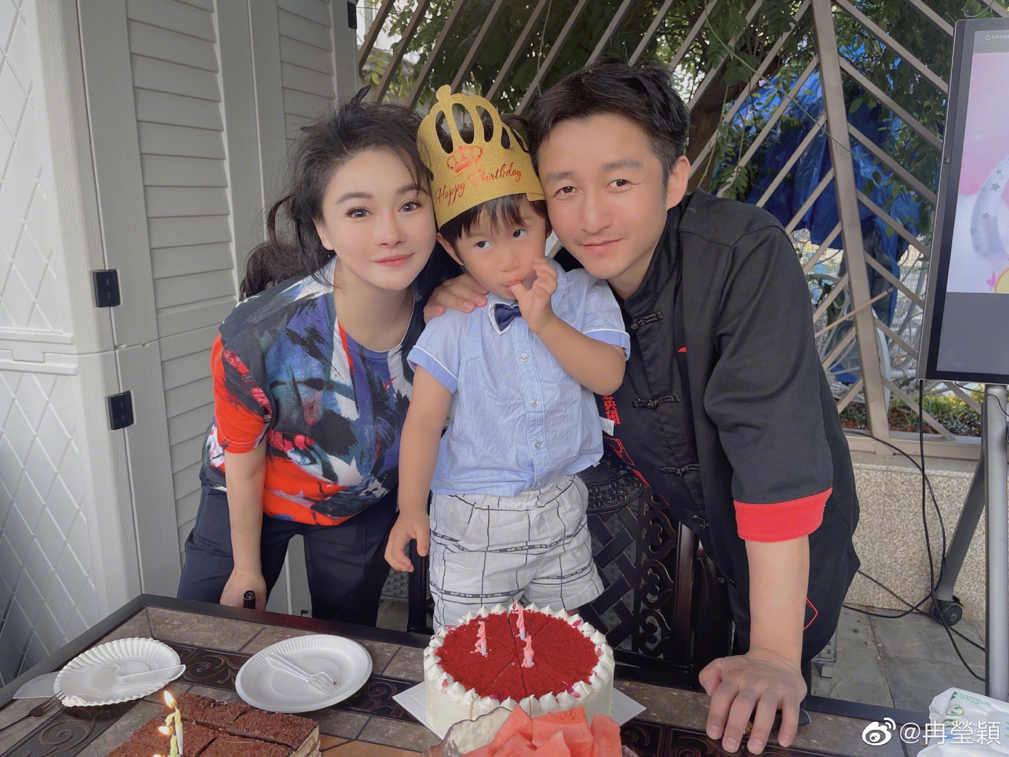邹市明|拳王邹市明三胎儿子迎生日！全家五口共同亮相，三个兄弟三个国籍