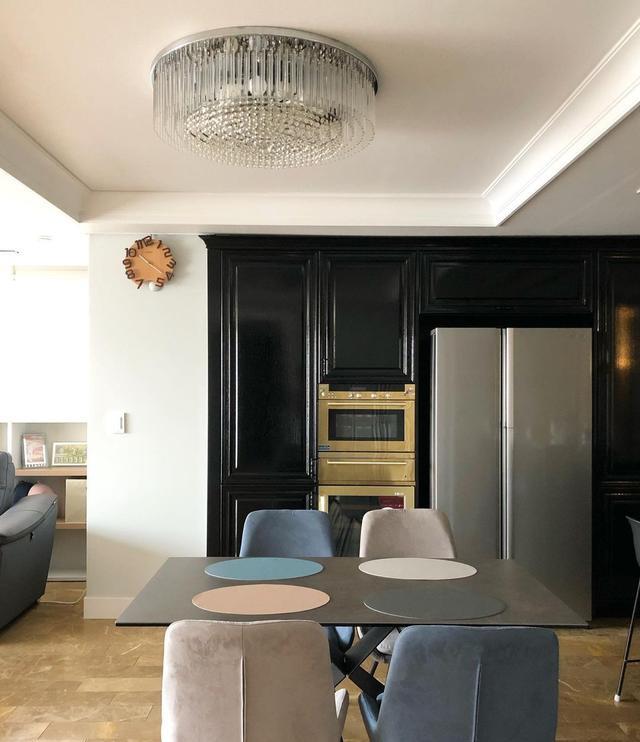 200大平层,得亏是顶楼,客餐厅装成暗黑系,显得又酷又高级!