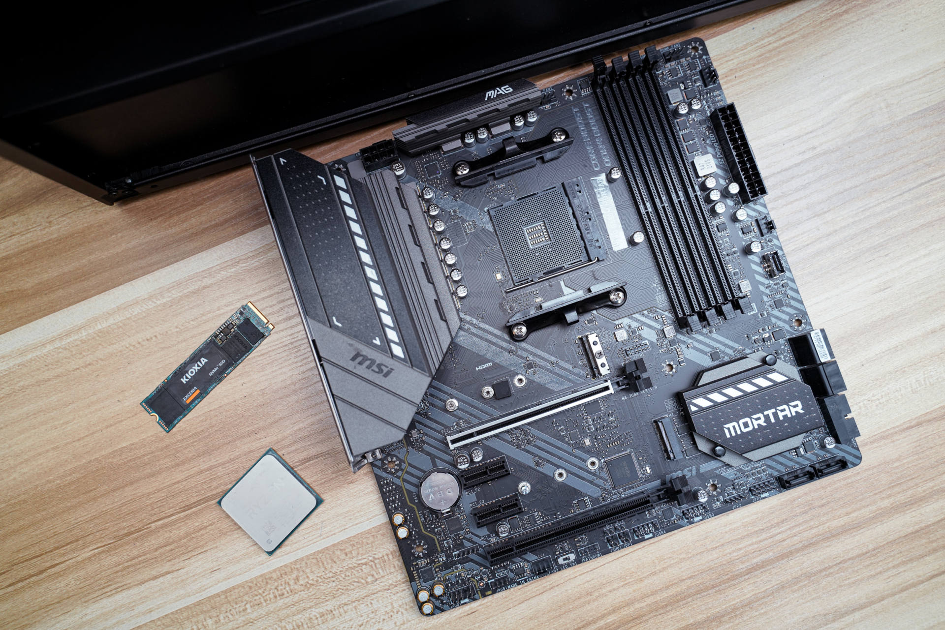 主板|高颜值高性能，一键狂超4133MHz，十铨梦境16GB电竞马甲灯条评测