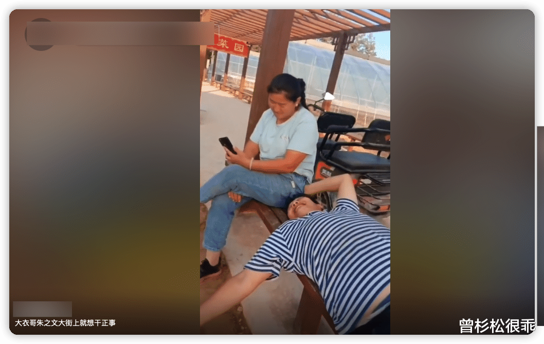 大衣哥行为引争议,室外掀大衣嫂衣服遭批,背部露出身后人来人往
