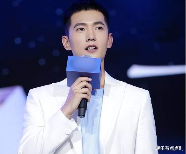 杨洋|杨洋曝李一桐救场出演《特战》, 原定艾千雪角色不是她, 原因超搞笑