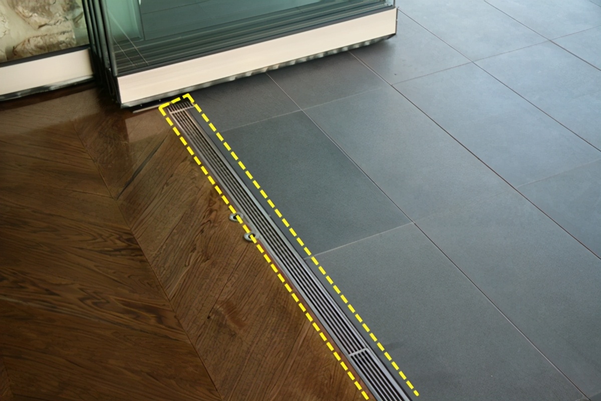 物业不让封阳台,他把排水槽跟阳台门轨道合二为一,好看还不积水!