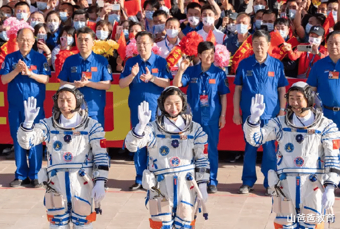 神十四航天组登上太空,宇航员履历亮眼,刘洋“六一”朋友圈走红