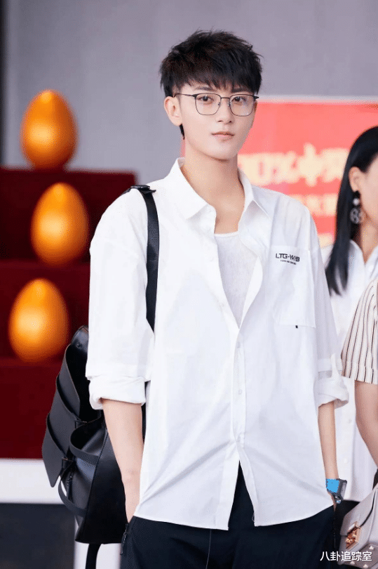 徐艺洋|黄子韬恋情实锤！穿情侣装带徐艺洋见母亲，女方很主动上演点头杀