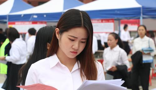 事业单位|事业单位门槛或将降低,毕业生“喜出望外”,找工作更容易了!