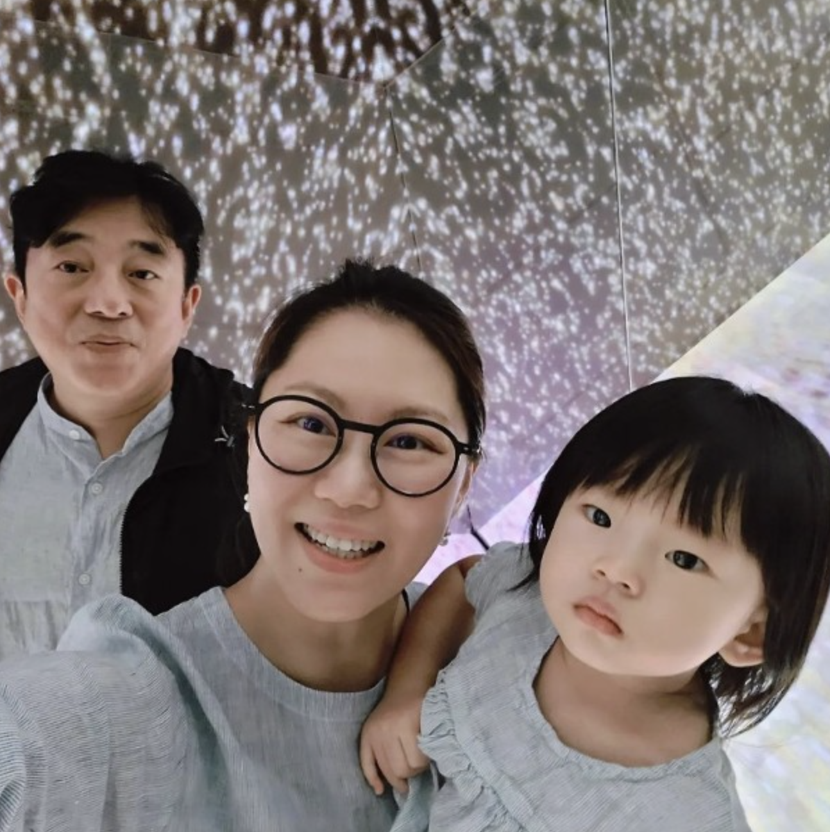 吕方|58岁吕方陪女儿坐楼梯玩耍,2岁囡囡精灵可爱,单眼皮神似爸爸