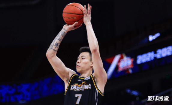 张镇麟|张镇麟直播！间接回应NBA话题，重提自我牺牲，第二天便投入训练