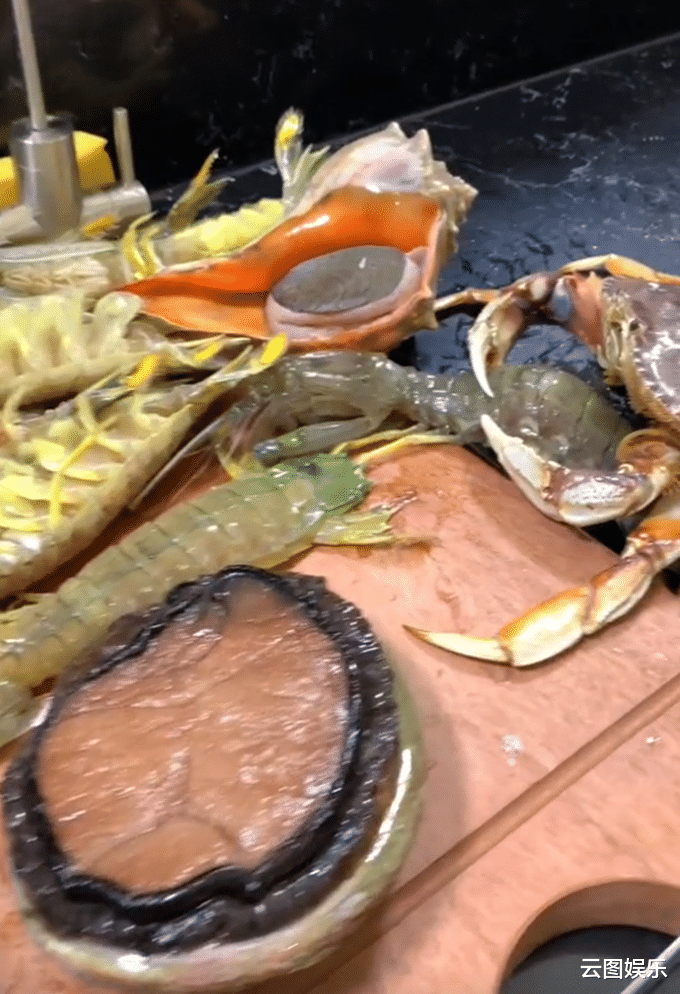 高雄|内地富婆豪宅宴请一众港星!巴掌大鲍鱼螃蟹随便吃,高雄携妻现身