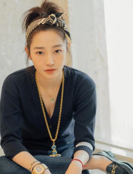 白百何|白百何一家外出游玩，男友怀抱二宝细心照顾，2岁儿子长得像妈妈