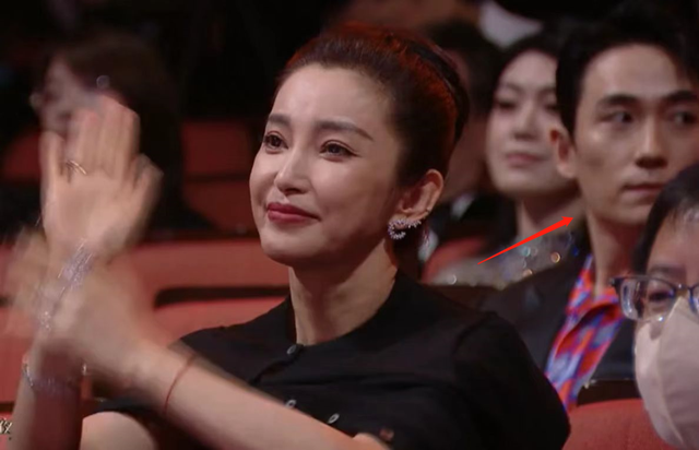 刘亦菲|刘亦菲前排被嘲，朱一龙李易峰退后方，电影之夜内场座位暴露咖位！