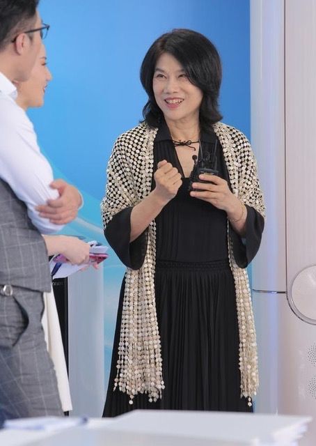 穿衣搭配 看到68岁董明珠的打扮,我悟了:穿衣素雅,不化浓妆,越老越耐看