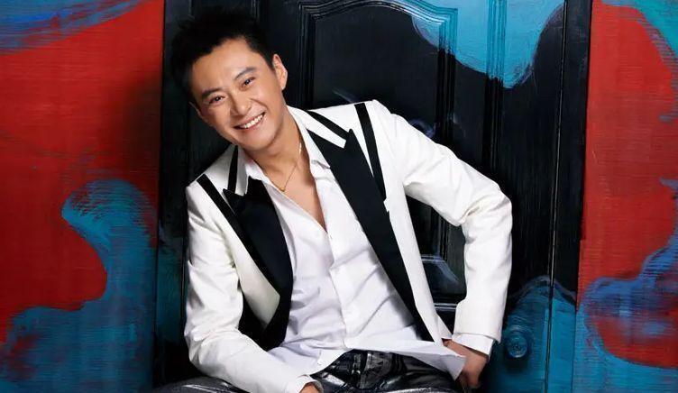 曹颖|曹颖晒全家福庆结婚纪念日,11岁王梓涵被赞帅气,网友在线催二胎