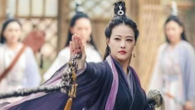 周海媚|周海媚，56岁单身独居，不婚不育有原因，猫狗双全，简单生活