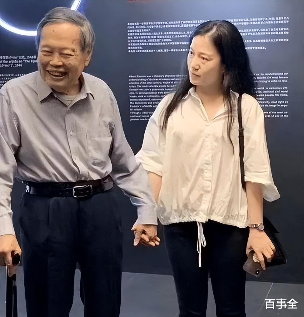 杨振宁|杨振宁摔倒住院,躺病床上面色苍白,网友却称翁帆终于解脱了?