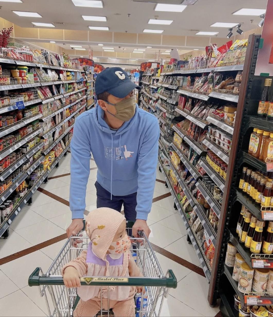 李亚鹏|开放了!李亚鹏陪妻女现身北京逛超市,小19岁娇妻开心扫货很快乐